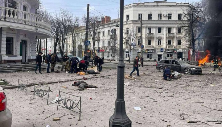 Наслідки удару балістикою по центру Сум у Вербну неділю. Фото: Країна
