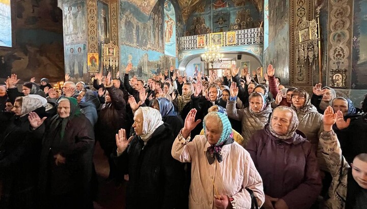 Голосование прихожан Николаевского храма. Фото: пресс-служба Могилев-Подольской епархии