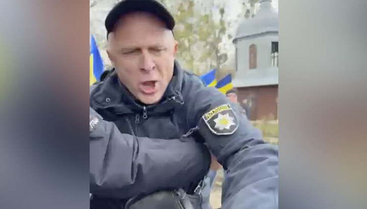 Поліцейський в момент удару. Фото: СПЖ