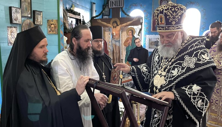 Митрополит Агапит постриг настоятеля храму в Отченашевці. Фото: прес-служба єпархії.