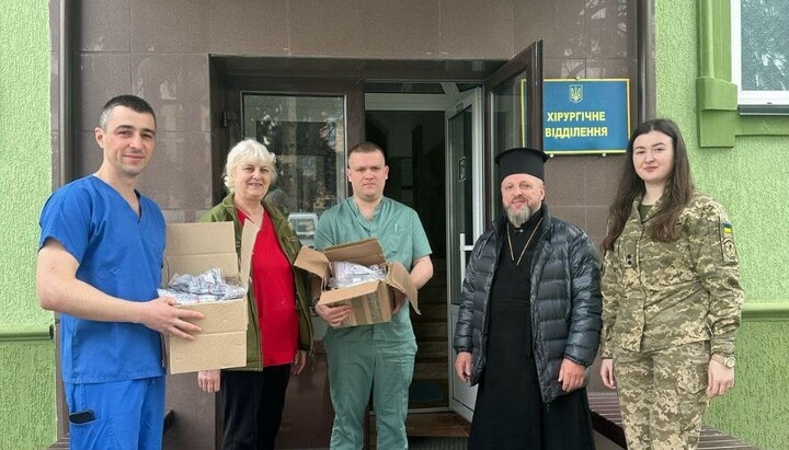Приходи Західноєвропейського вікаріатства УПЦ передали кошти у військовий госпіталь. Фото: ВЗЦЗ УПЦ