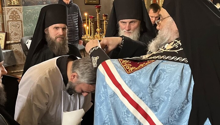 Митрополит Агапіт постриг протопресвітера Віталія Тихова. Фото: пресслужба єпархії
