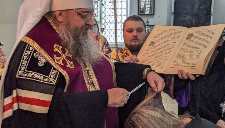 Митрополит Нежинский и Прилукский Климент совершает постриг инокинь в Введенском монастыре Нежина. Фото: Нежинская епархия