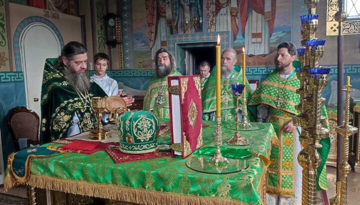 Архімандрит Феогност служить літургію. Фото: сторінка Фейсбук Березанського благочиння.