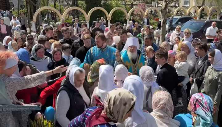 Віруючі одесити в Іверському чоловічому монастирі. Фото: скріншот відео Одеської єпархії