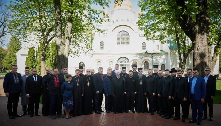 Зеленський в оточенні членів ВСЦіРО. Фото: сайт ОП