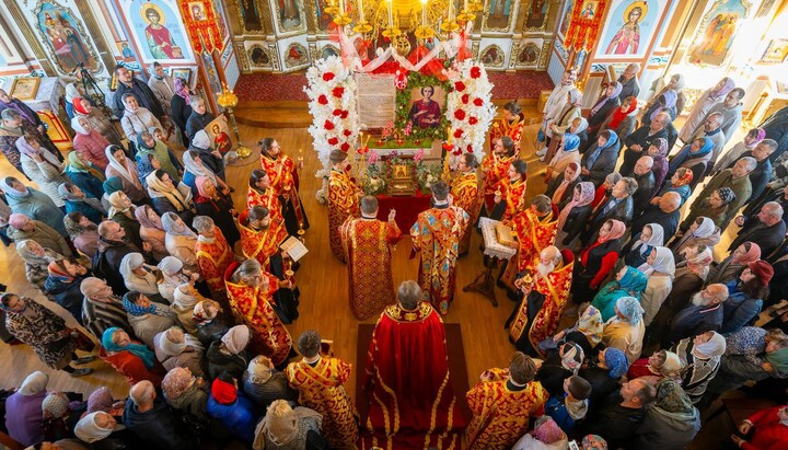 Богослужение в Черкассах перед мощами великомученика Пантелеимона. Фото: пресс-служба Черкасской епархии