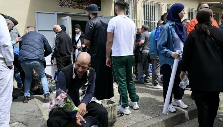 Французи біля мечеті, де був убитий мусульманин. Фото: france24.com