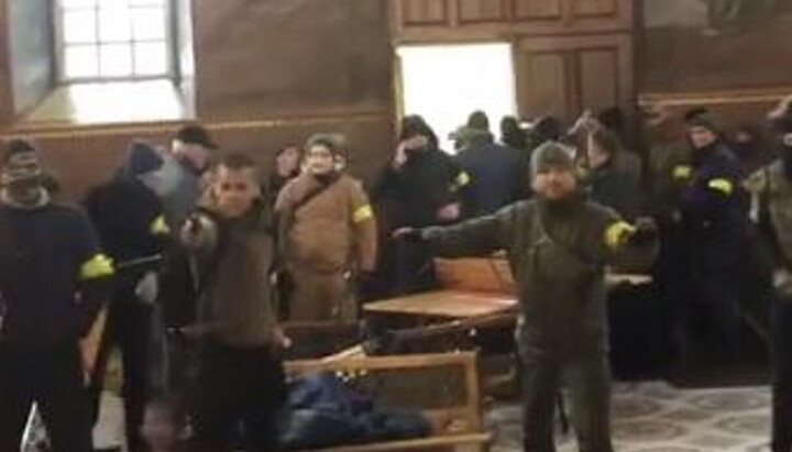 Представники ПЦУ у Свято-Михайлівському храмі, де Яременко планує зробити музей митрополита Софронія. Фото: СПЖ