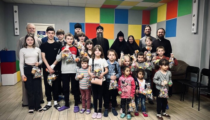 Священнослужителі з дітьми. Фото: пресслужба Вінницької єпархії