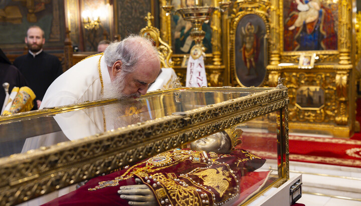 Патріарх Даниїл прикладається до мощів рівноапостольної Єлени. Фото: Basilica