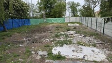 Мусор и бурьян: в Сети показали, что сейчас на месте снесенного Десятинного
