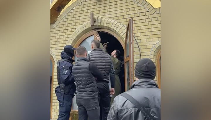 У Черкасах ПЦУ із владою захопили Андріївський храм, парафіян не пускають