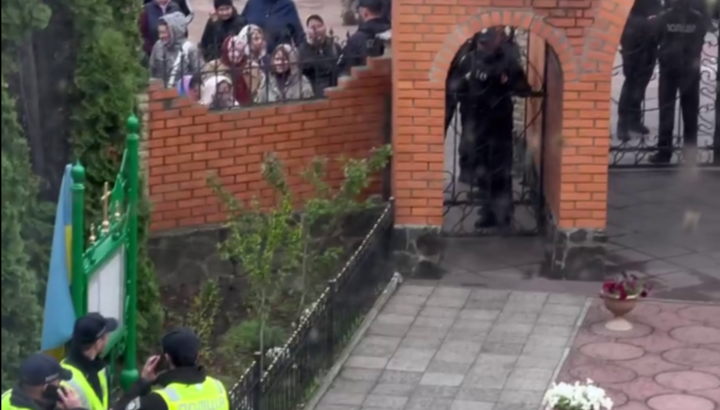 Полиция на территории Андреевского храма УПЦ. Фото: скриншот видео Черкасской епархии