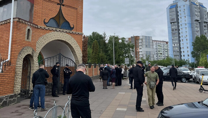 Полиция дежурит у закрытого властями Андреевского храма УПЦ. Фото: 18000