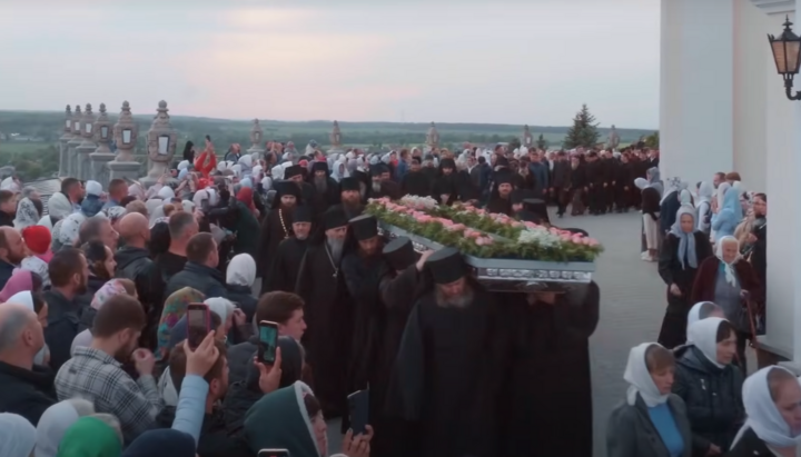 Крестный ход с мощами прп. Амфилохия в Почаевской лавре. Фото: скриншот видео обители