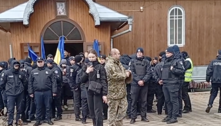 Полиция помогает захвату храма в Верхних Становцах на Буковине. Фото: СПЖ