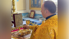 Клирик ПЦУ случайно показал, что служит на антиминсе от Патриарха Кирилла