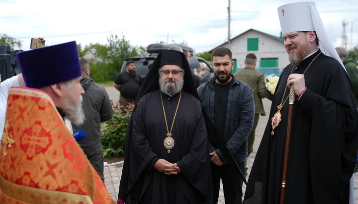 Bishop Dimitry of Safita (in the center) in Mariupol. Photo: Alexander Ivanov