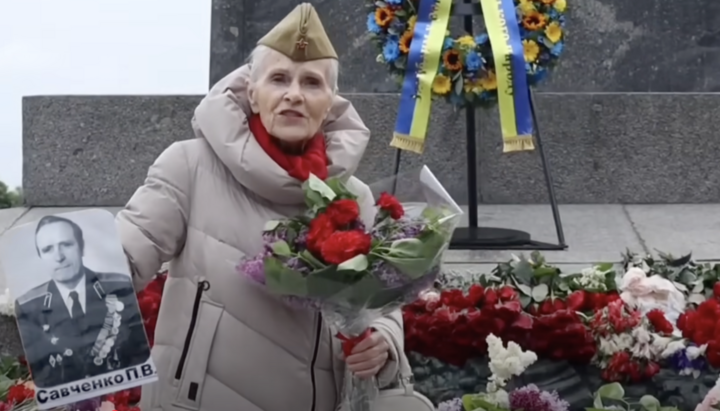 Женщина пришла возложить цветы героям, сражавшимся с нацизмом. Фото: СПЖ