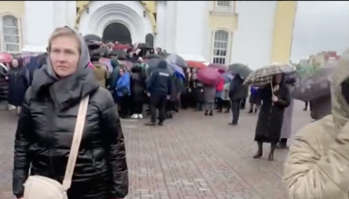 Прихожане перед Преображенским собором УПЦ в Вараше. Фото: Первый казацкий