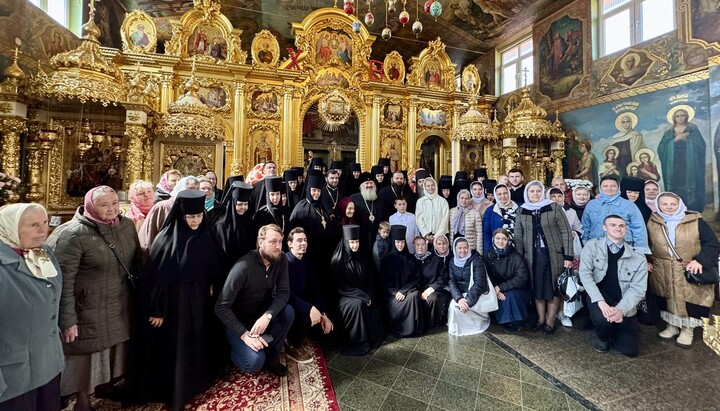 Metropolitan Pavel with the sisters and parishioners of St. George Monastery in Rivne. Photo: Rivne Eparchy's Press Service