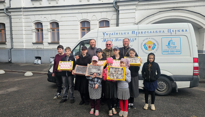 Displaced children at Sviatohirsk Lavra with UOC priests. Photo: svlavra.church.ua