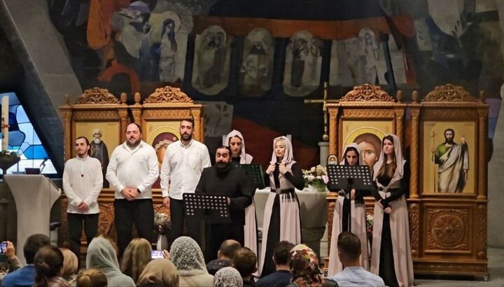 Схиархимандрит Серафим (Бит-Хариби) с хором на приходе УПЦ в Кельне. Фото: ОВЦС