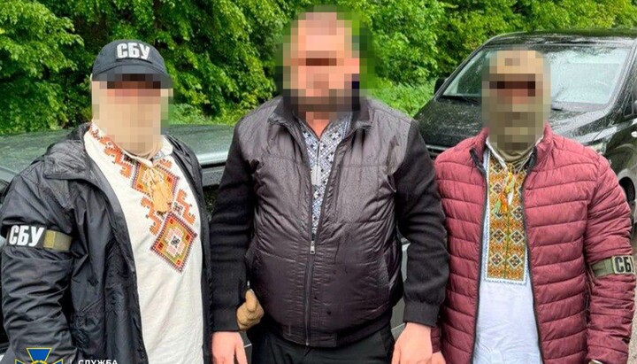 Сотрудники СБУ задержали сотрудника ПЦУ. Фото: СБУ