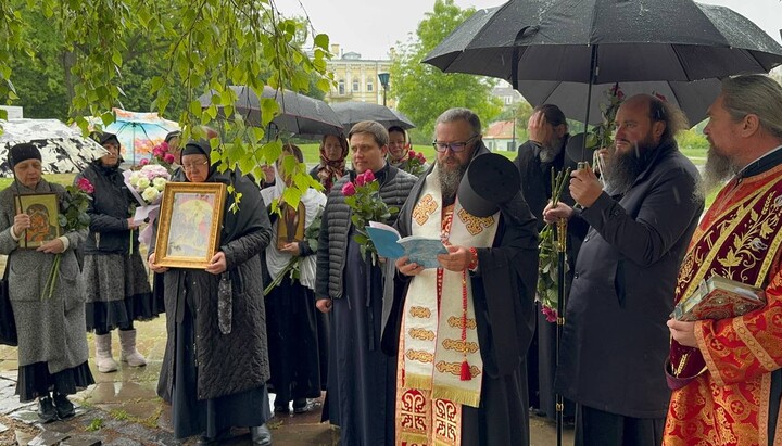 <р>Єпископ Боровський Климент очолив молитву біля Володимиро-Ольгинського храму. Фото: Десятинний монастир</р>