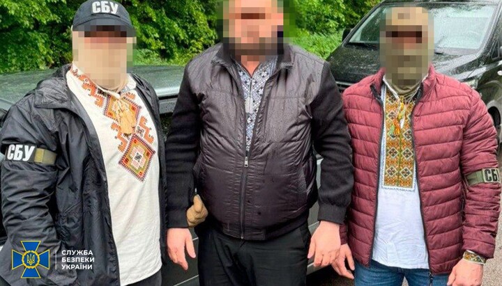 Клірик ПЦУ та співробітники СБУ в вишиванках. Фото: СБУ