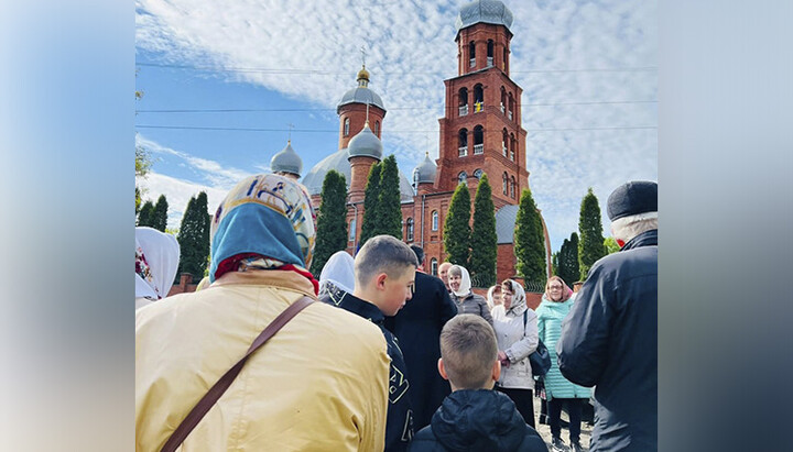 Прихожане Воскресенской общины в Красилове у своего захваченного храма. Фото: СПЖ