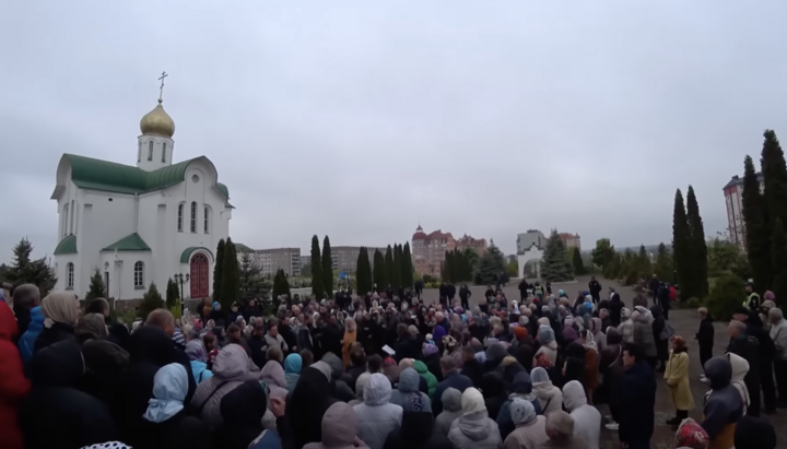Прихожане УПЦ перед своим Преображенским собором в Вараше. Фото: СПЖ
