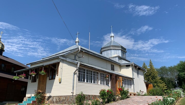 <р>Петро-Павлівський храм УПЦ в селі Старі Бросківці. Фото: СПЖ</р>