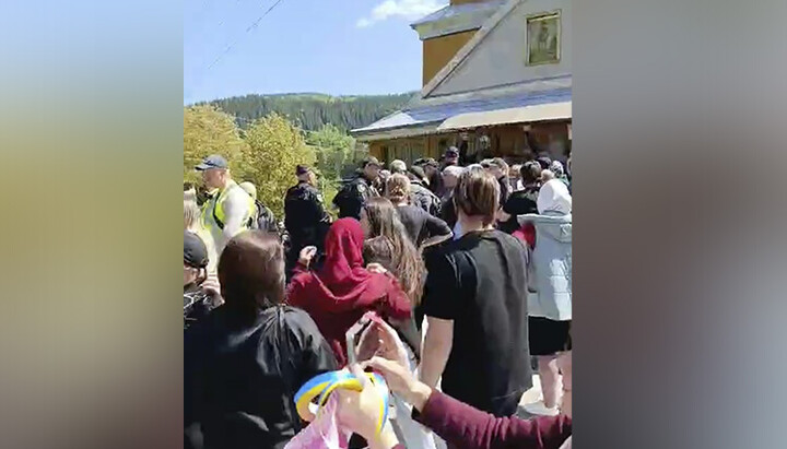 Прихожан в Усть-Путиле полиция не пускает в храм. Фото: СПЖ