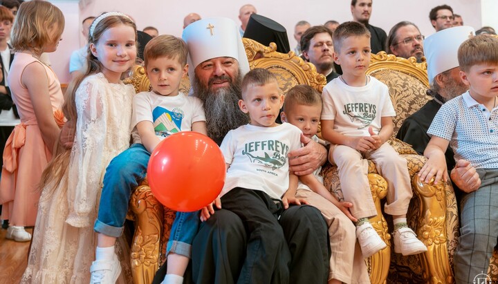 Митрополит Лонгин с детьми. Фото: пресс-служба УПЦ