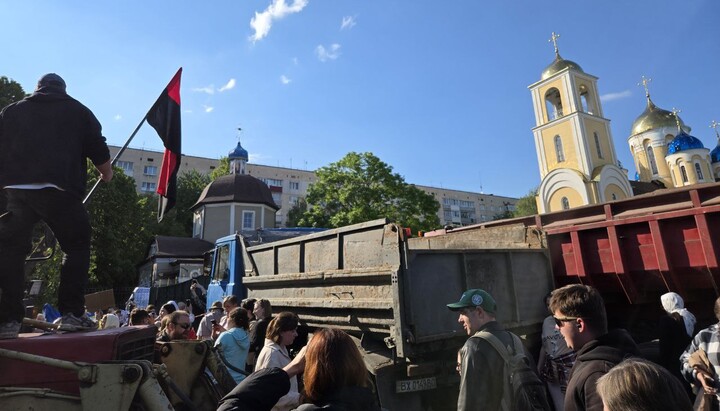Толпа пришла блокировать службу в Николаевском соборе УПЦ Хмельницкого. Фото: тг-канал «Попик»