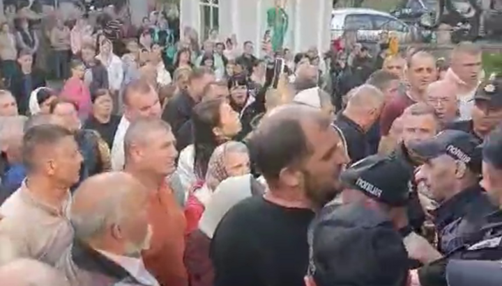 Прихожан УПЦ в Усть-Путиле полиция не пускает в храм. Фото: СПЖ