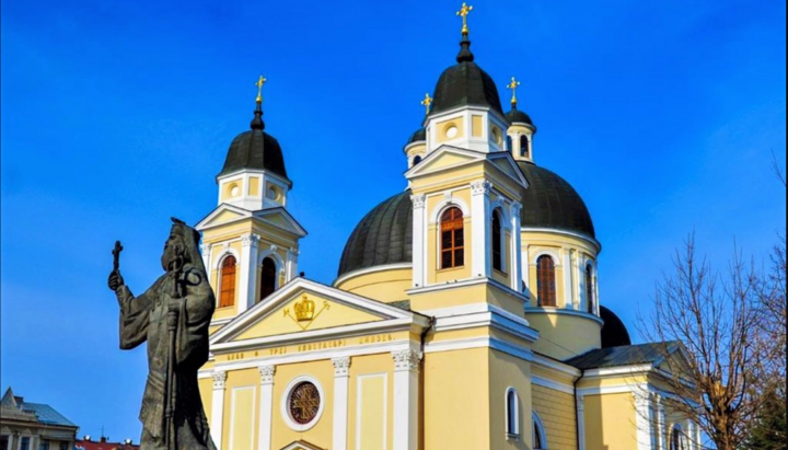 Свято-Духовский кафедральный собор УПЦ в Черновцах. Фото: travels.in.ua