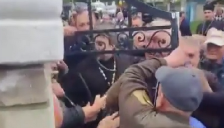 Захват храма УПЦ в честь Рождества Пресвятой Богородицы с. Заставна. Фото: Дозор