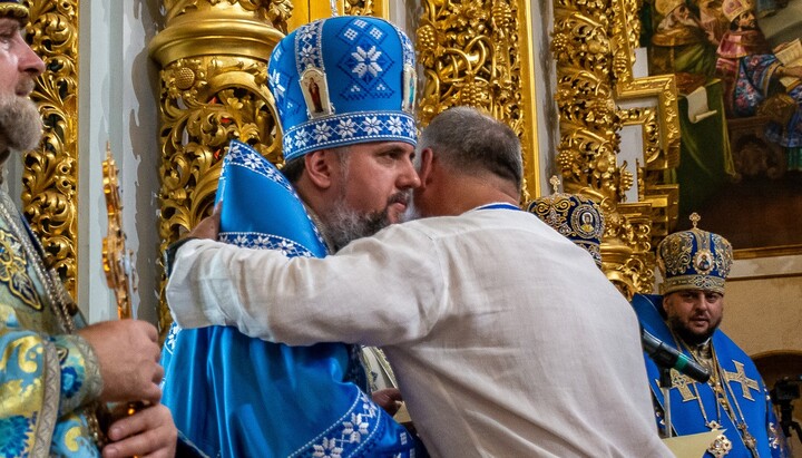 Остапенко дружески обнимает Сергея Думенко. Фото: Фейсбук заповедника