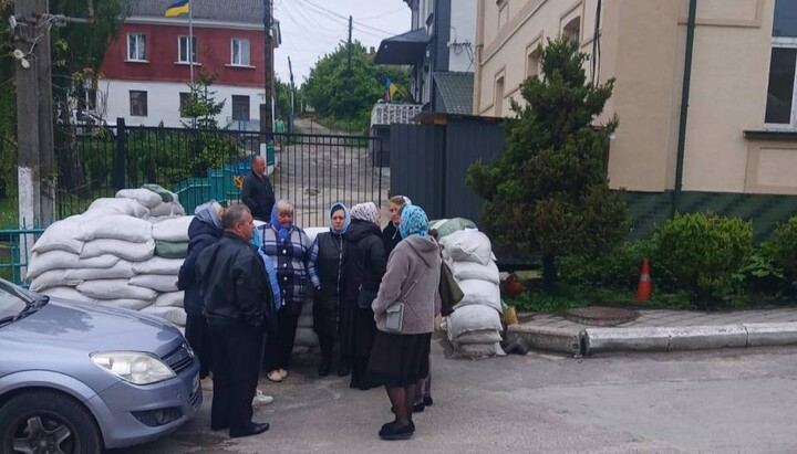 Віряни Свято-Троїцької парафії УПЦ с. Дружба під Кременецьким ТЦК. Фото: Рівненської єпархії