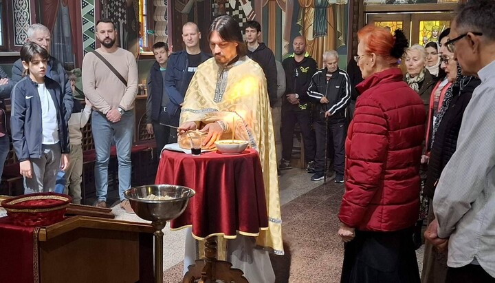 Протоієрей Благое Катич благословляє славські дари «Беседа Петроварадин». Фото: сторінка Асоціації в FB