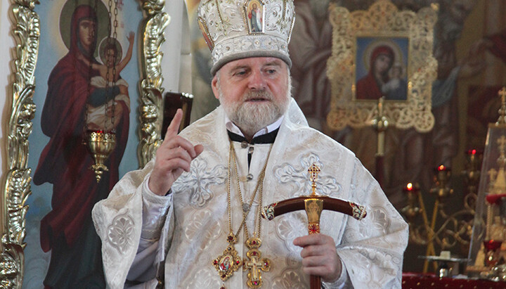 Іоанн Яременко з вкраденим посохом митрополита Феодосія. Фото: Фейсбук Черкаської єпархії ПЦУ
