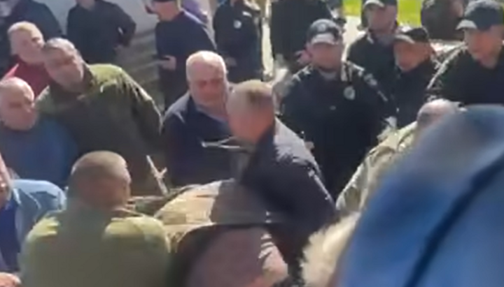 Кадри насильства прихильників ПЦУ проти вірян УПЦ біля їхнього храму в Заболотті. Фото: Скриншот відео Фейсбук вірян Буковини