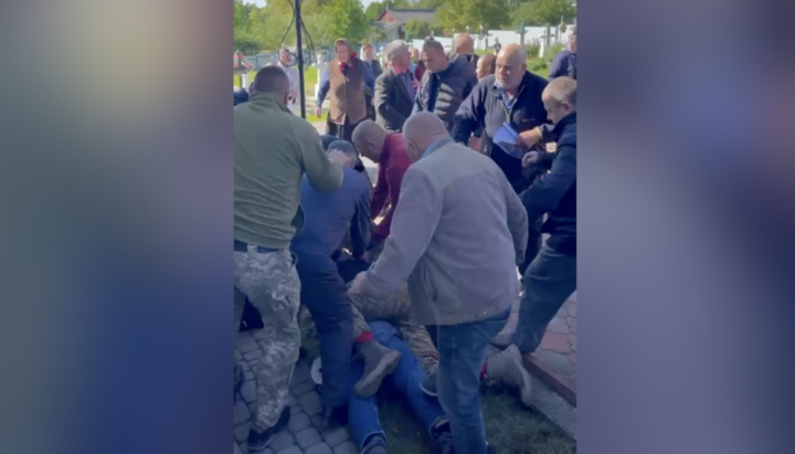 В Заболотье капелланы и люди в камуфляже избивают одного из прихожан. Фото: СПЖ
