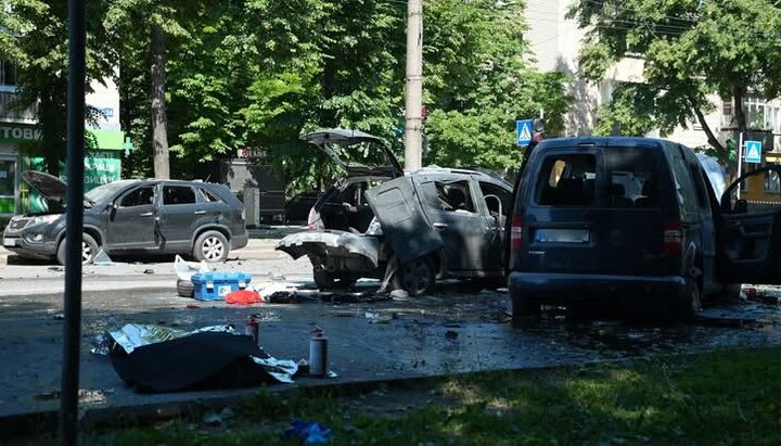 Автомобили, пострадавшие при атаке Сум. Фото: Facebook Православна Сумщина