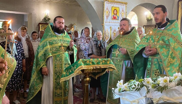 Верующие на праздновании дня Святой Троицы в селе Ржавинцы. Фото: Верные Черновицко-Буковинской епархии УПЦ