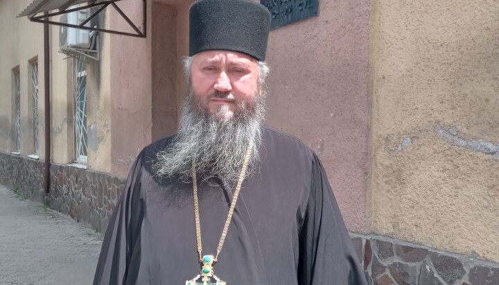 Архимандрит Венедикт (Хромий) возле здания суда. Фото: Фейсбук священника