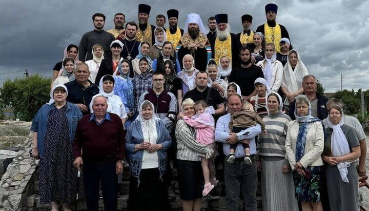 Духовенство и прихожане храма в честь Жен-мироносиц. Фото: t.me/kmnskeparh